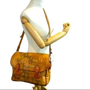 Vintage Alviero Martini Prima Classe messenger type classic crossbody bag 💕💕